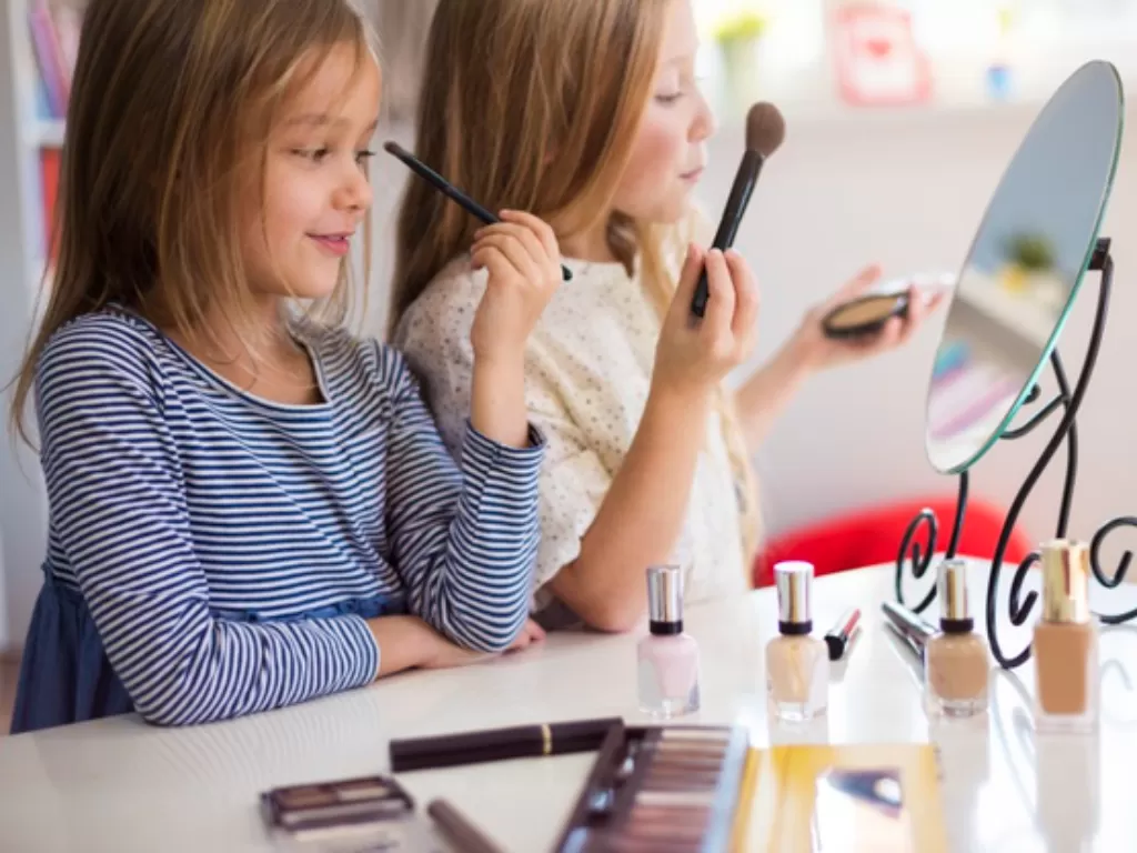 Ilustrasi anak-anak memakai make up. (Freepik)