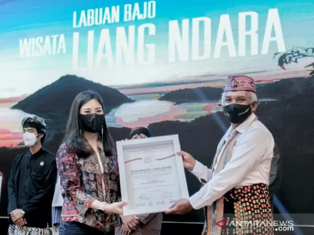 Penyerahan piagam penghargaan pada perwakilan dari Desa Liang Ndara di Kabupaten Manggarai Barat, NTT, Selasa (9/3/2021). (ANTARA/HO-BOPLBF)