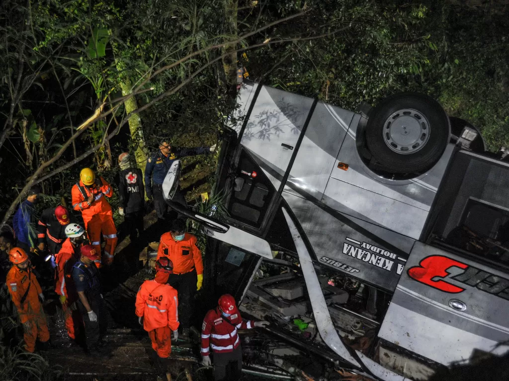 Petugas mengevakuasi korban kecelakaan bus PO Sri Padma Kencana di Wado, Kabupaten Sumedang, Jawa Barat, Rabu (10/3/2021). (Antara Foto)