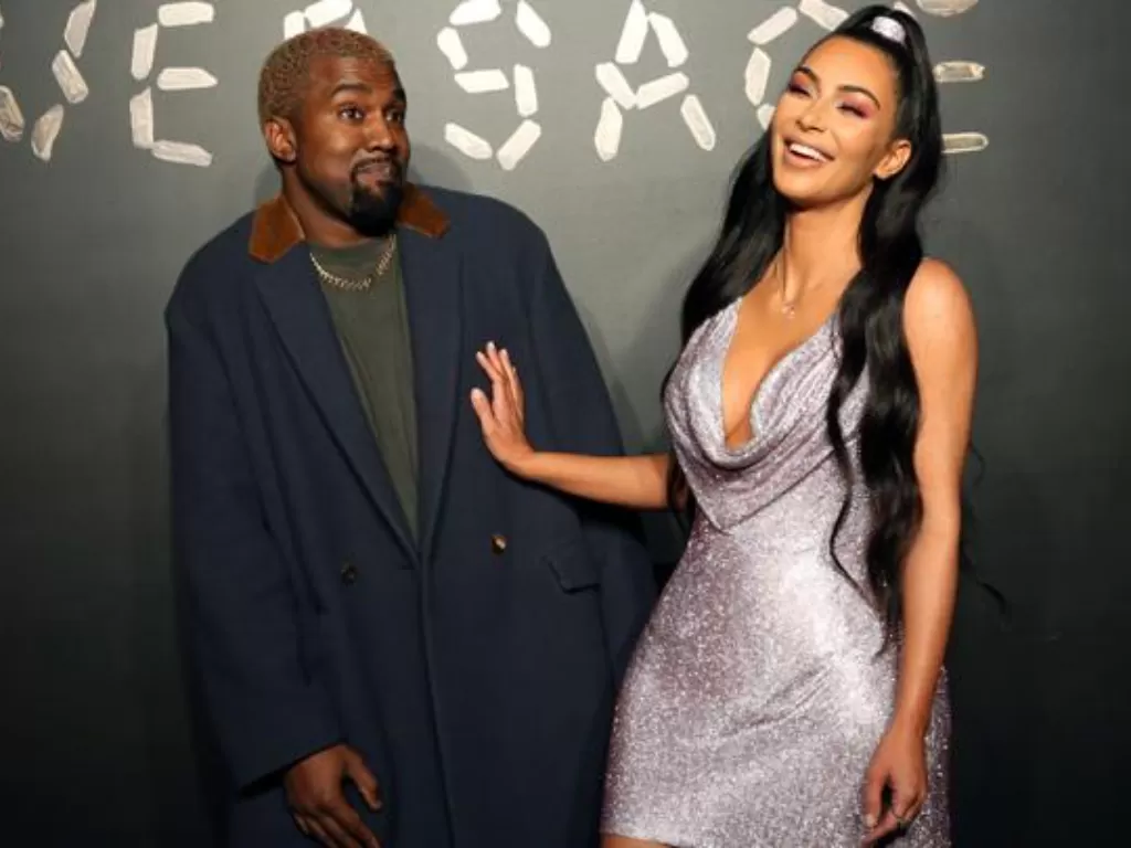  Pasangan selebriti Kanye West dan Kim Kardashian berpose untuk foto sebelum menghadiri presentasi Versace di New York, AS 2 Desember 2018. (photo/REUTERS/Allison Joyce)