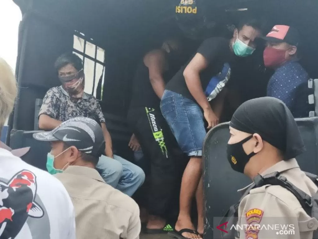 Polisi menangkap sejumlah orang dalam penggerebekan praktik judi sabung ayam di Kota Tasikmalaya, Jawa Barat, Kamis (11/3/2021). (ANTARA/HO-Polresta Tasikmalaya)