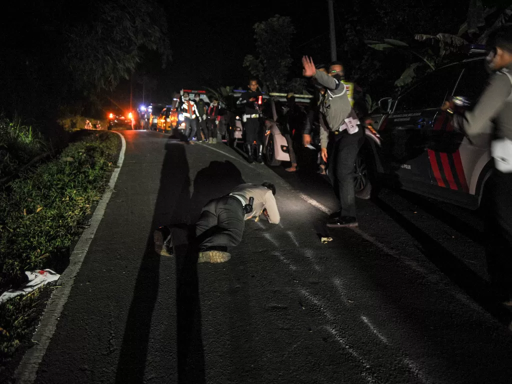 Polisi Olah TKP di lokasi kecelakaan bus PO Sri Padma Kencana di Wado, Kabupaten Sumedang, Jawa Barat, Rabu (10/3/2021). (ANTARA/Raisan Al Farisi)