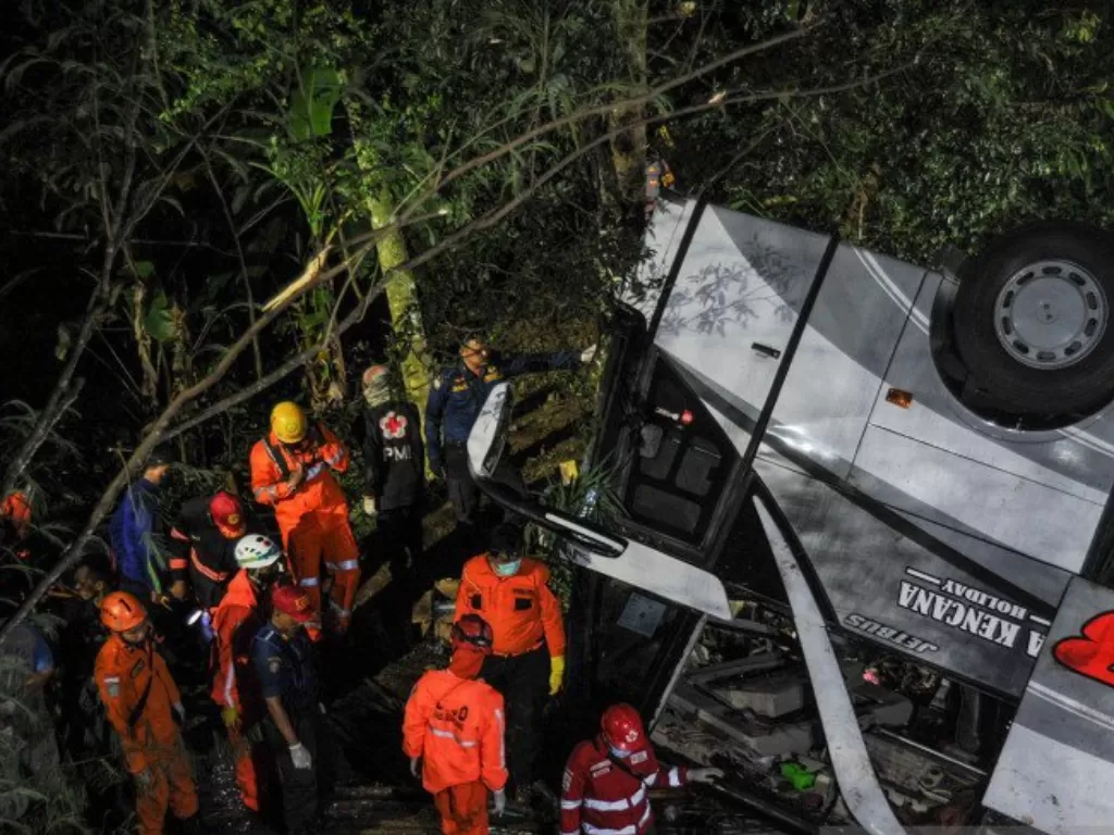 Petugas mengevakuasi korban kecelakaan bus PO Sri Padma Kencana di Wado, Kabupaten Sumedang, Jawa Barat. (ANTARA/Raisan Al Farisi)