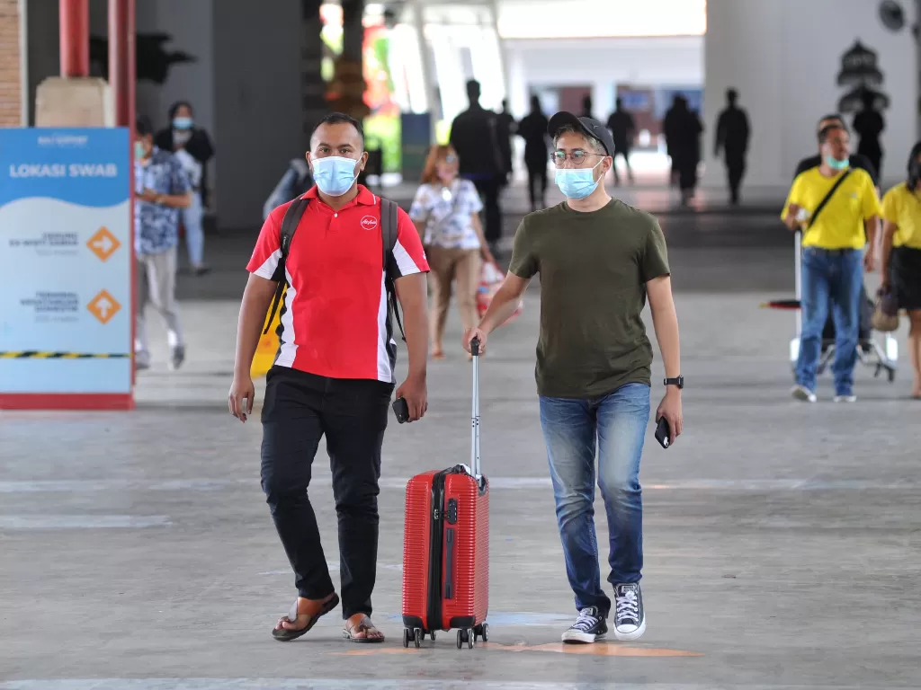Penumpang pesawat tiba di kawasan Terminal Domestik Bandara Internasional I Gusti Ngurah Rai, Badung, Bali, Jumat (12/3/2021). (ANTARA/Fikri Yusuf)