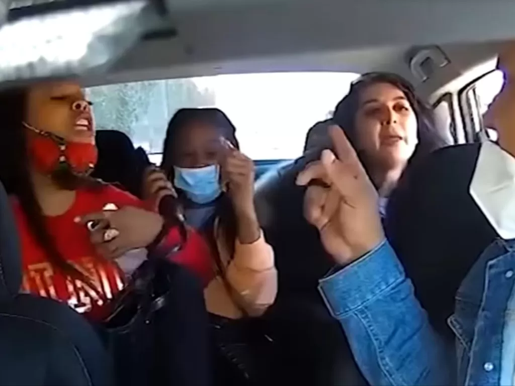 Tiga wanita yang marah-marah karena ditegur untuk memakai masker. (Photo/YouTube/ABC7)