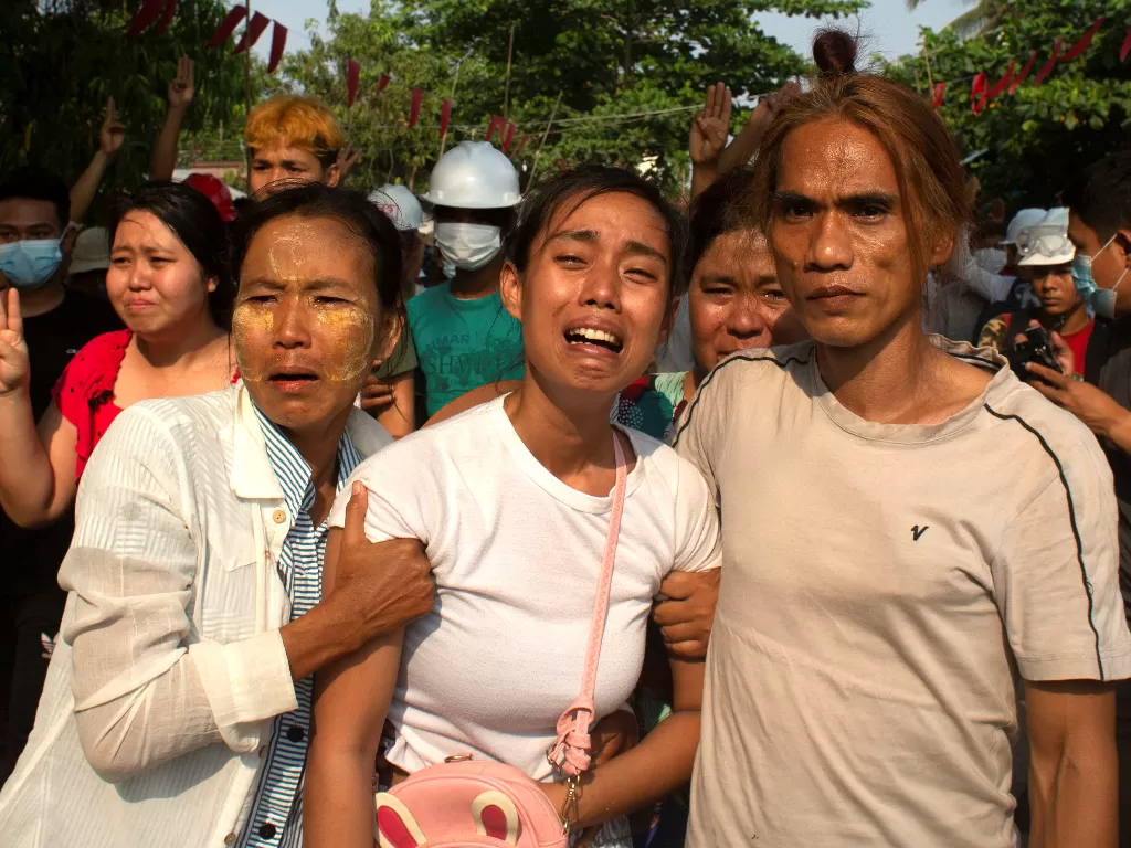 Ilustrasi para perempuan di Myanmar yang bersedih karena kudeta militer. (REUTERS/Stringer).