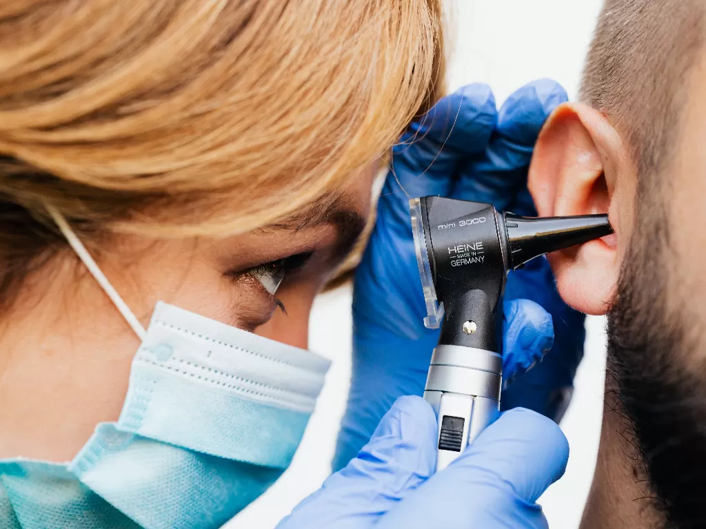 Dokter THT yang tengah memeriksa telinga. (photo/Ilustrasi/Pexels/Karolina Grabowska)
