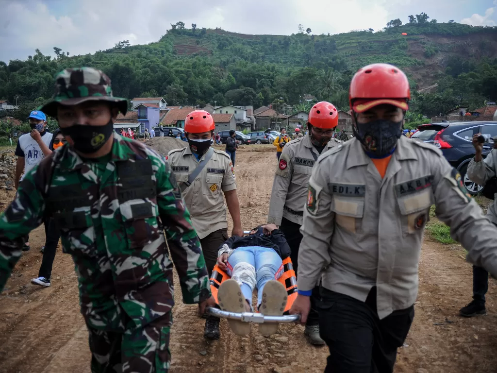 Petugas TNI dan Polri membawa korban bencana (ANTARA FOTO/Raisan Al Farisi)