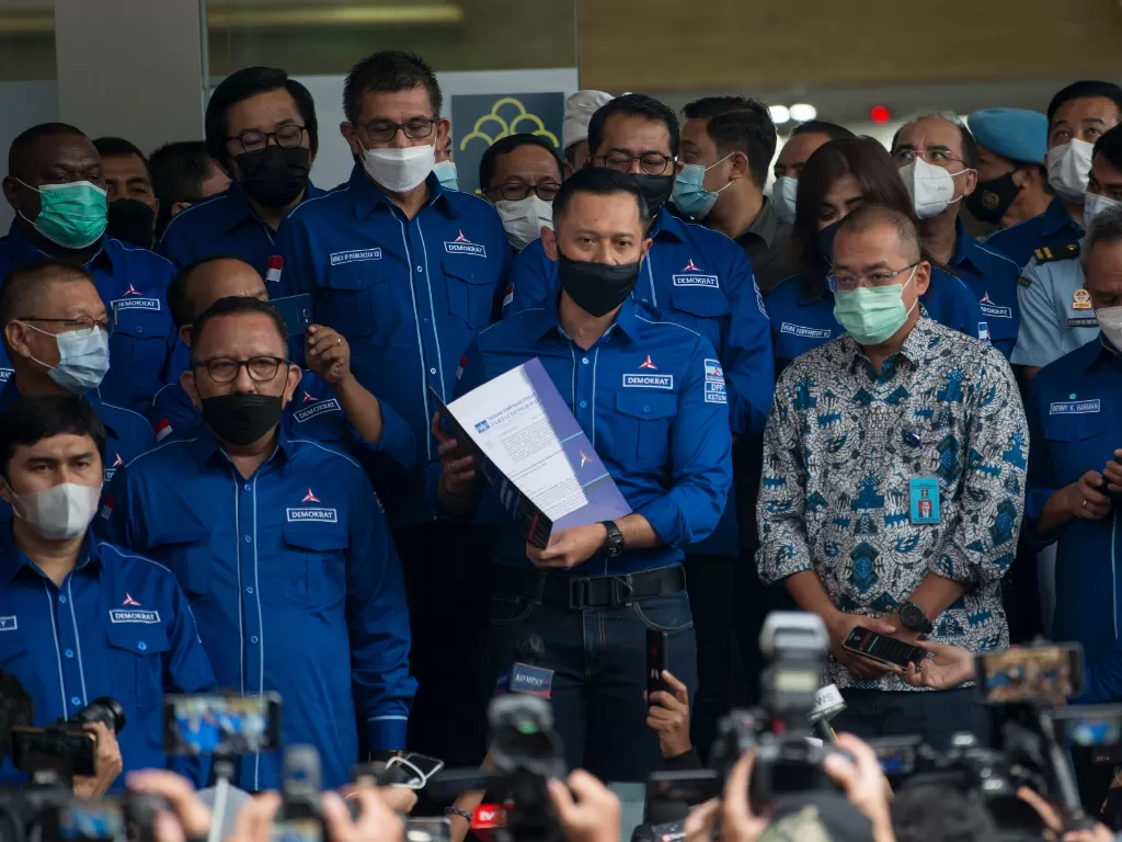Ketua Umum Partai Demokrat Agus Harimurti Yudhoyono (AHY) (tengah) menyerahkan berkas keabsahan organisasi dan AD/ART partai ke Kemenkumham. (ANTARA FOTO/Aditya Pradana Putra)
