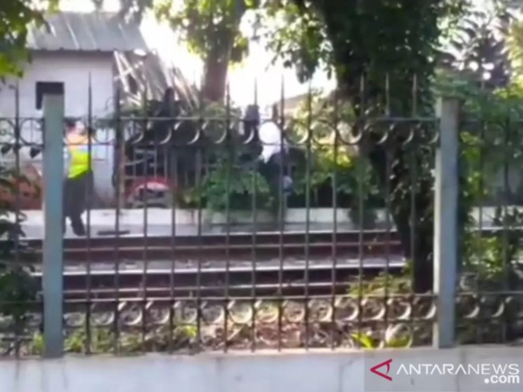 Seorang kakek ditemukan tewas tersangkut di sela-sela pagar besi di dekat Stasiun Lenteng Agung, Jakarta Selatan, Jumat (12/3/2021). (ANTARA/Instagram@lentengagungterkini)