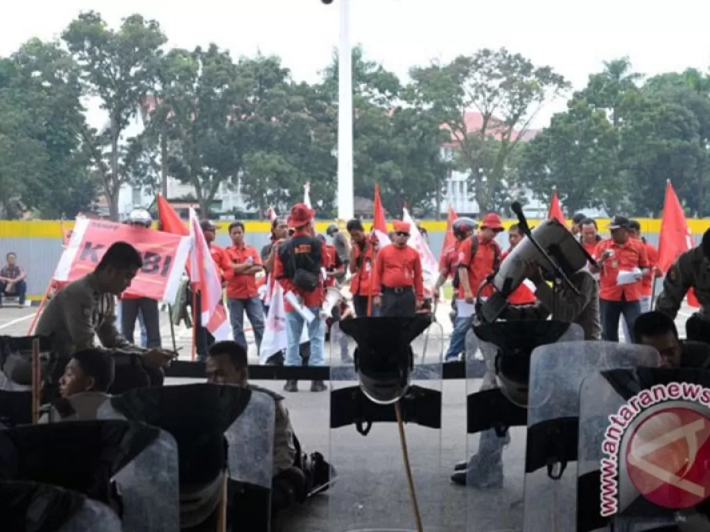 Ilustrasi puluhan buruh dari Kongres Aliansi Serikat Buruh Indonesia (KASBI) melakukan unjuk rasa. (ANTARAFOTO/Feny Selly)