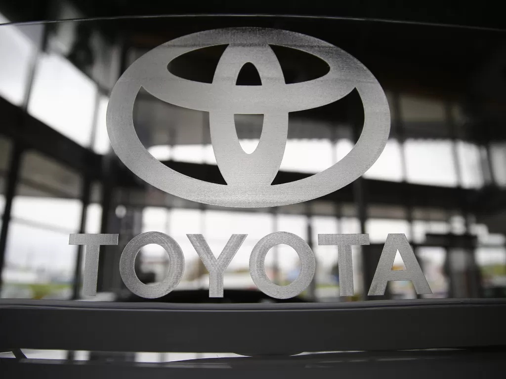 Tampilan logo perusahaan otomotif asal Jepang, Toyota (photo/REUTERS/Kacper Pempel)