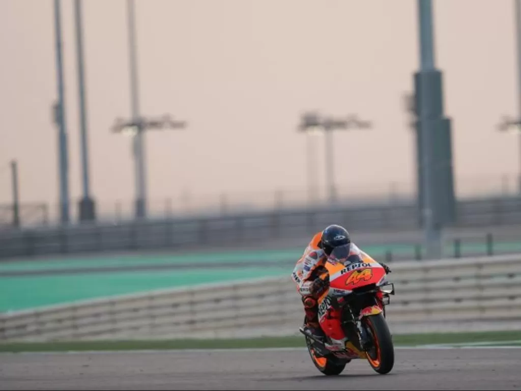  Pebalap tim Repsol Honda Pol Espargaro menjalani sesi tes pramusim MotoGP di Sirkuit Losail, Qatar. (HO via Honda Racing Corporation) 