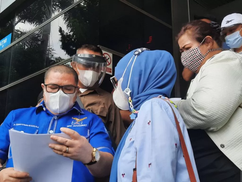 Ketua Bidang Advokasi dan Hukum Partai Demokrat versi KLB Razman Nasution dan tim kuasa hukum melaporkan Andi Mallarangeng di SPKT Polda Metro Jaya, Sabtu (13/3/2021). (ANTARA/Laily Rahmawaty)