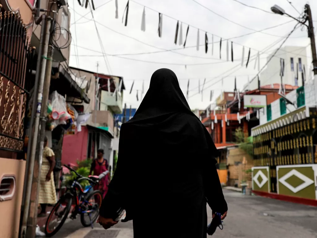 FOTO FILE: Seorang wanita Muslim berjilbab berjalan di pulau itu pada Minggu Paskah, di Kolombo, Sri Lanka, 29 April 2019. (photo/REUTERS/Danish Siddiqui)