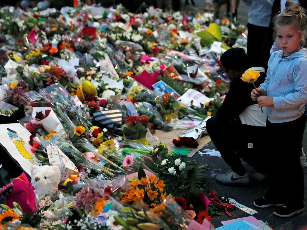 Orang-orang mengunjungi situs peringatan korban penembakan hari Jumat, di depan Masjid Al Noor di Christchurch, Selandia Baru 18 Maret 2019. (photo/REUTERS/Jorge Silva/File Photo)