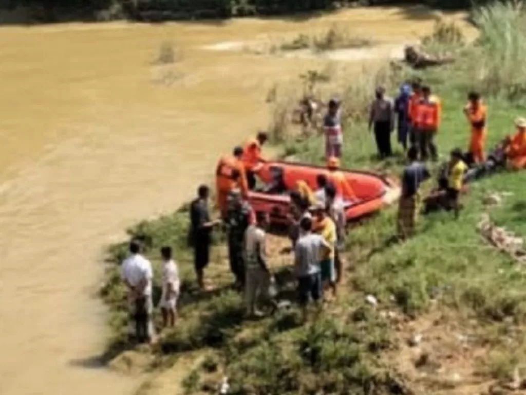 Tim gabungan dari BPBD, polisi dan TNI Sumenep saat mencari korban hilang diduga terseret arus deras sungai saat memancing di dan Sungai Jepun, Desa Lenteng, Kecamatan Lenteng, Sumenep, Madura, Jawa Timur (Antara)