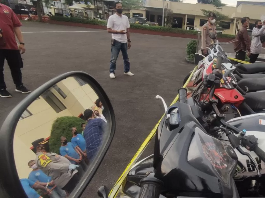 Polres Cianjur, Jawa Barat, menggelar konfrensi pers terkait penangkapa delapan orang pelaku pencurian sepeda motor yang kerap mengunakan senjata mainan untuk menakuti korbannya, Minggu (14/3/2021)