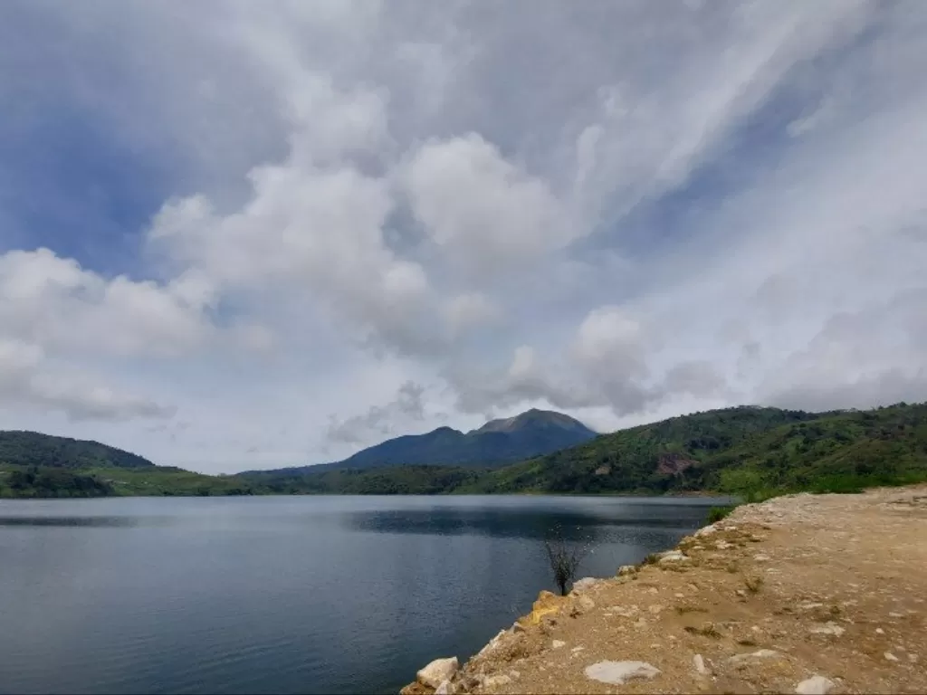  Puncak Gunung Talang dilihat dari Danau Talang di Kabupaten Solok, Sumbar. (Antara/Ikhwan Wahyudi) 