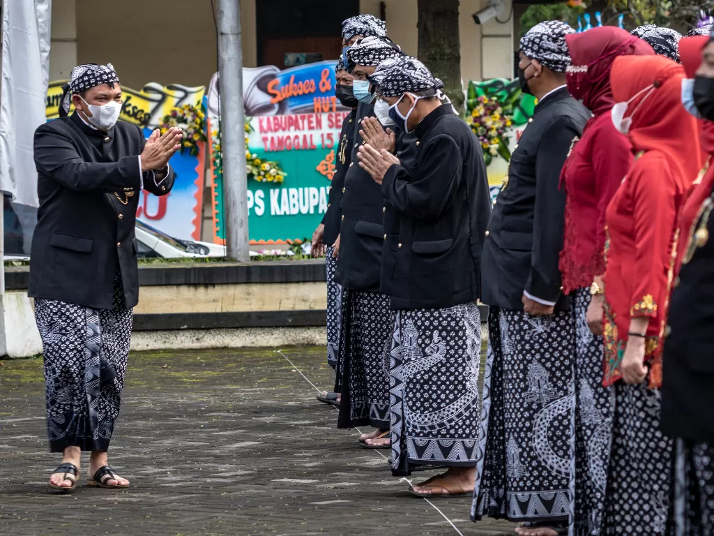 Bupati Semarang Ngesti Nugraha (kiri) dengan mengenakan busana Gagrak Semarangan menyapa peserta upacara (ANTARA FOTO/Aji Styawan)