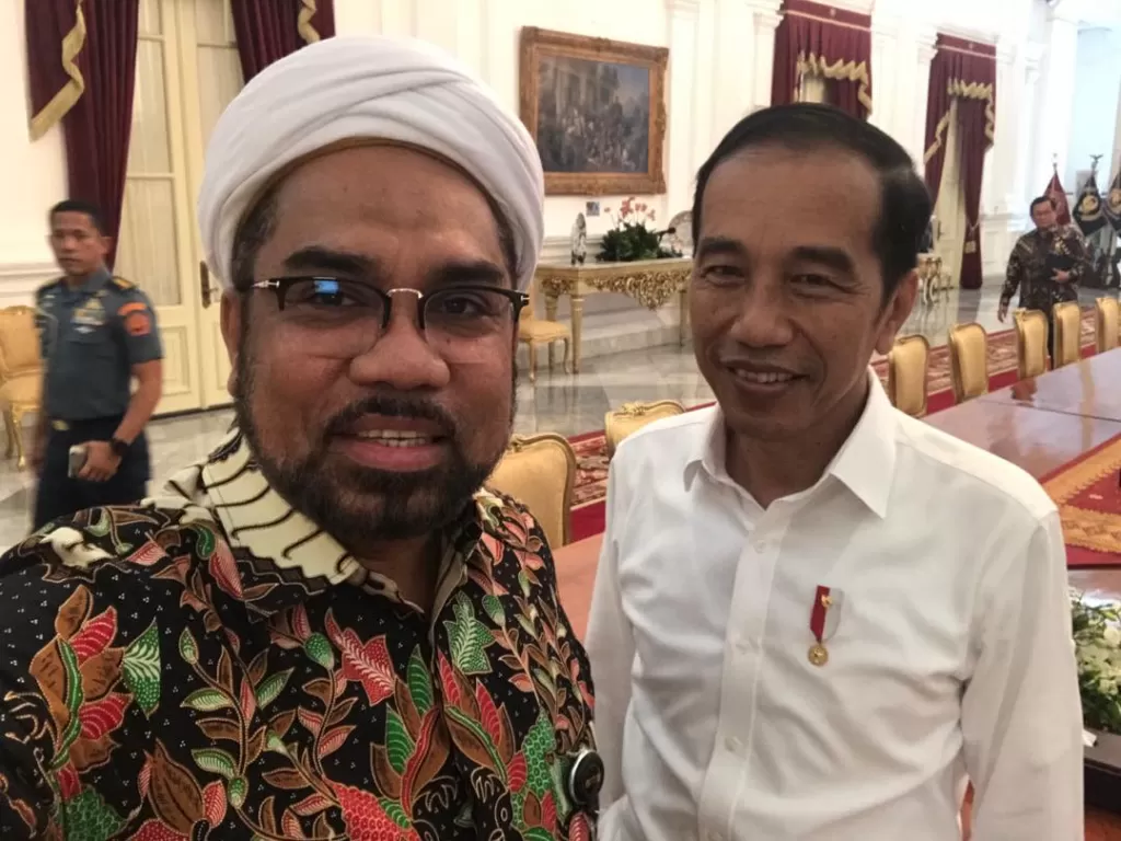 Ngabalin bersama Presiden Jokowi. (photo/Instagram/@ngabalin)