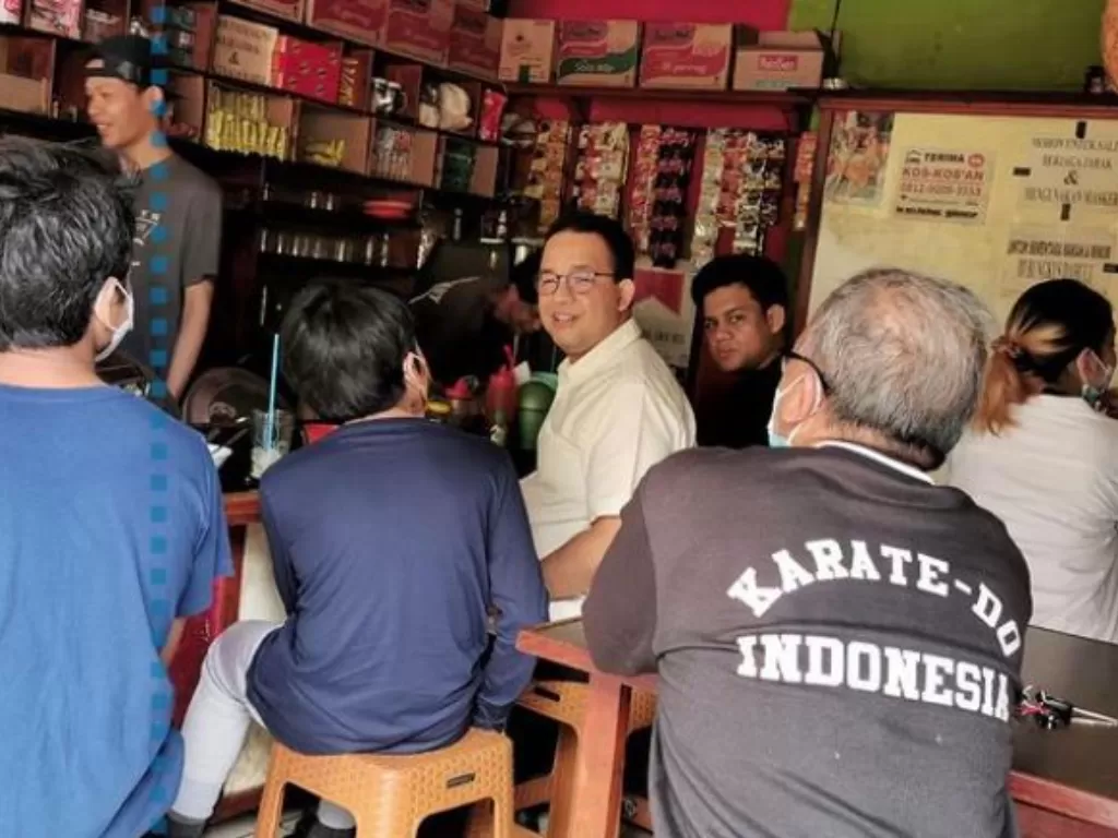 Gubernur DKI Jakarta Anies Baswedan nongkrong di Warkop kawasan Cipete, Jakarta. (Instagram/@aniesbaswedan)
