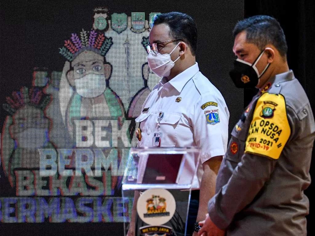 Gubernur DKI Jakarta Anies Baswedan (kiri) didampinghi Kapolda Metro Jaya Irjen Pol Fadil Imran (kanan) saat peluncuran Logo Jakarta Bermasker, di Mapolda Metro Jaya, Jakarta, Rabu (3/2/2021). (ANTARA/M Risyal Hidayat)