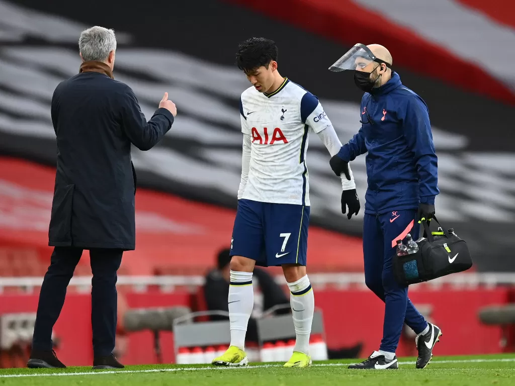 Pemain Tottenham Hotspur, Son Heung-min alami cedera. (photo/REUTERS/Dan Mullan)