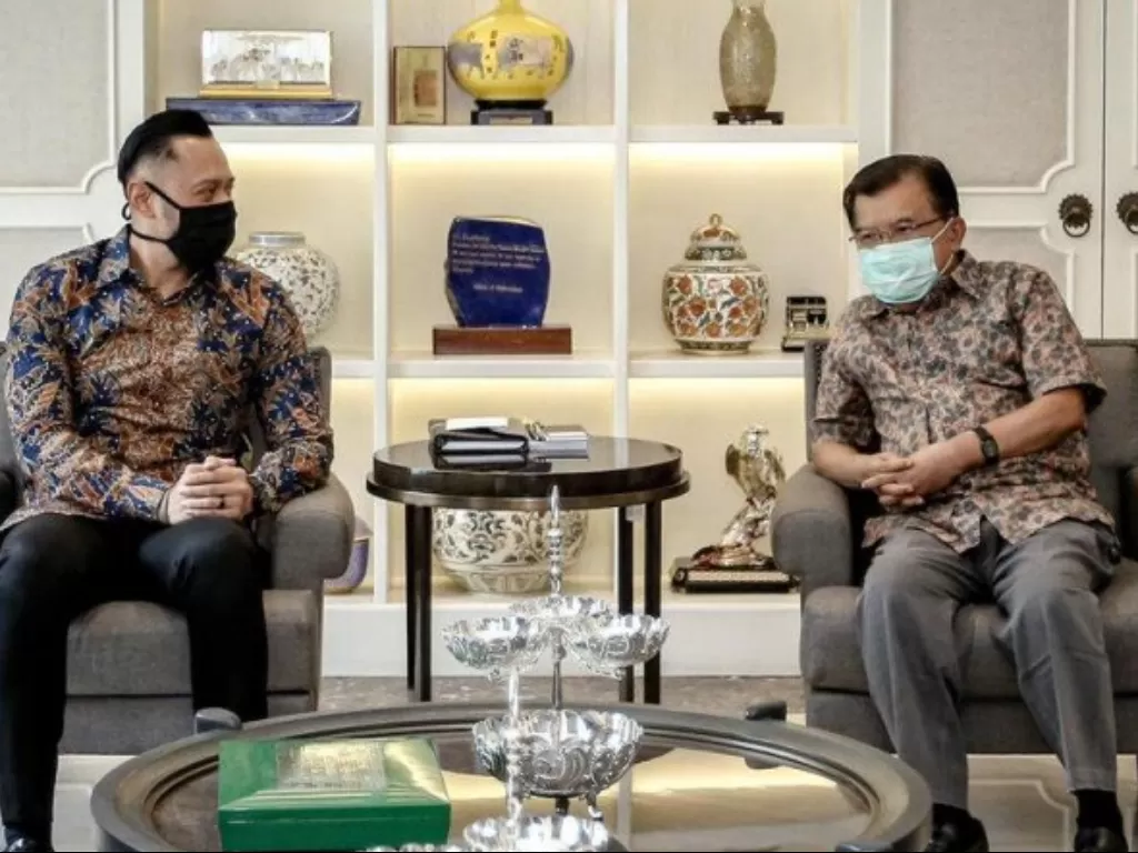 Ketua Umum Partai Demokrat Agus Harimurti Yudhoyono (kiri) dan mantan Wakil Presiden Jusuf Kalla (kanan). (ANTARA/HO/Humas Partai Demokrat)