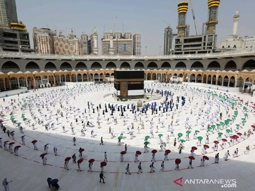 Jamaah haji melakukan tawaf, mengelilingi kabah, di Masjidil Haram dengan menjaga jarak pada ibadah haji tahun 2020 di Kota Makkah, Arab Saudi. (ANTARA/REUTERS/Saudi Ministry of Media via Lapri)