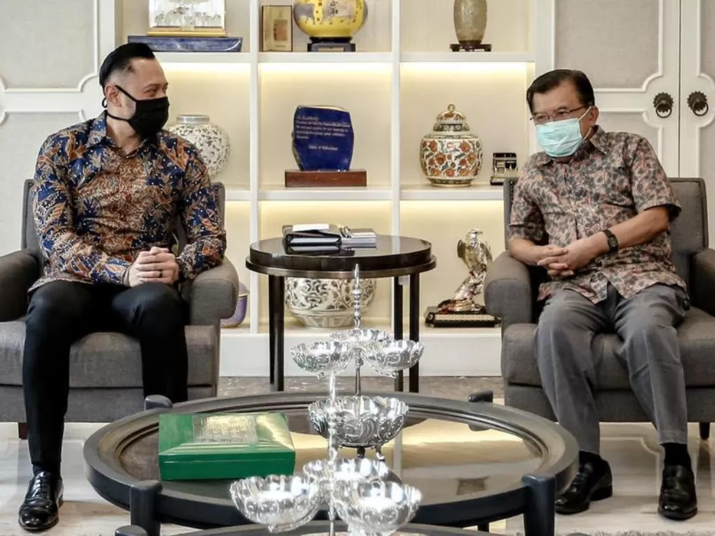 Ketua Umum Partai Demokrat Agus Harimurti Yudhoyono (kiri) dan mantan Wakil Presiden Jusuf Kalla (kanan). (Dokumentasi Partai Demokrat)
