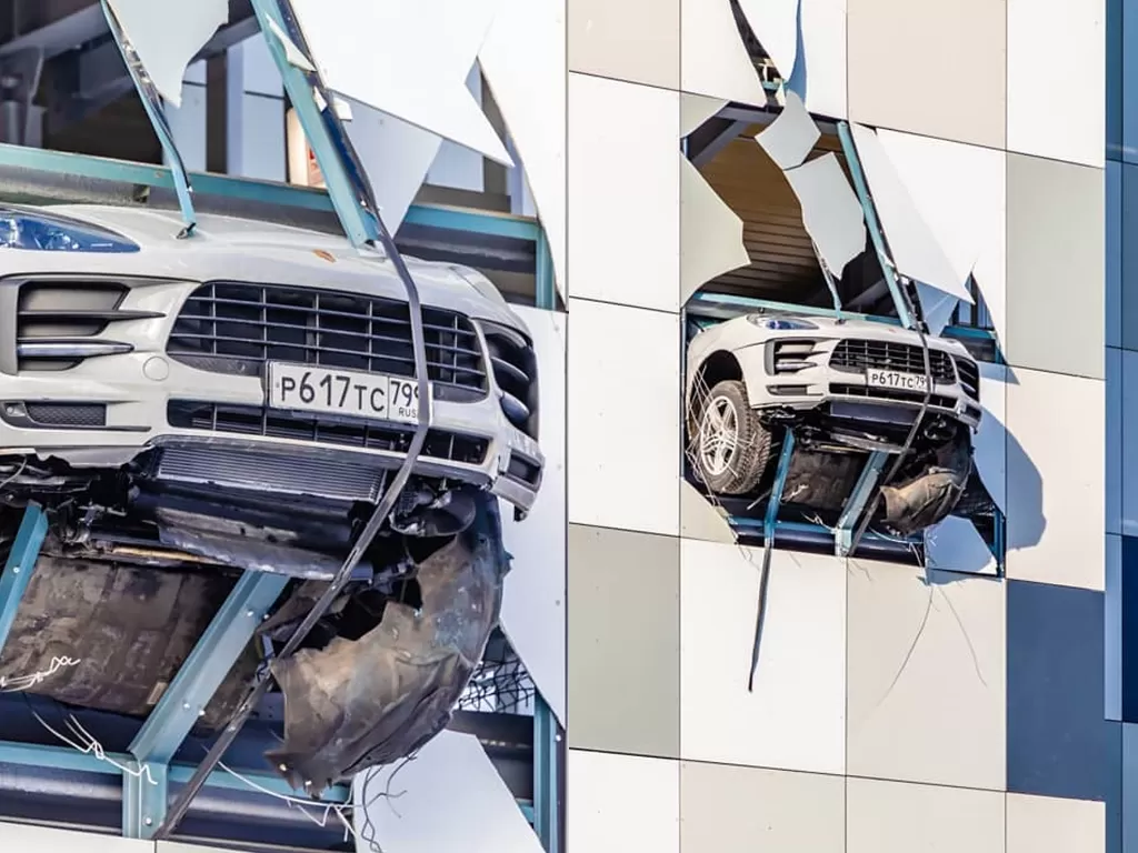 Mobil Porsche Macan hampir terjun dari gedung (photo/Instagram/@fotograf_www.golinkevich.ru)