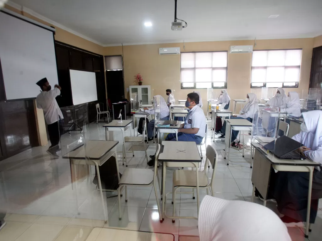 Kegiatan uji coba belajar mengajar tatap muka dengan menerapkan protokol kesehatan di SMAN 2 Cibinong, Kabupaten Bogor, Jawa Barat, Senin (15/3/2021). (ANTARA/Yulius Satria Wijaya)