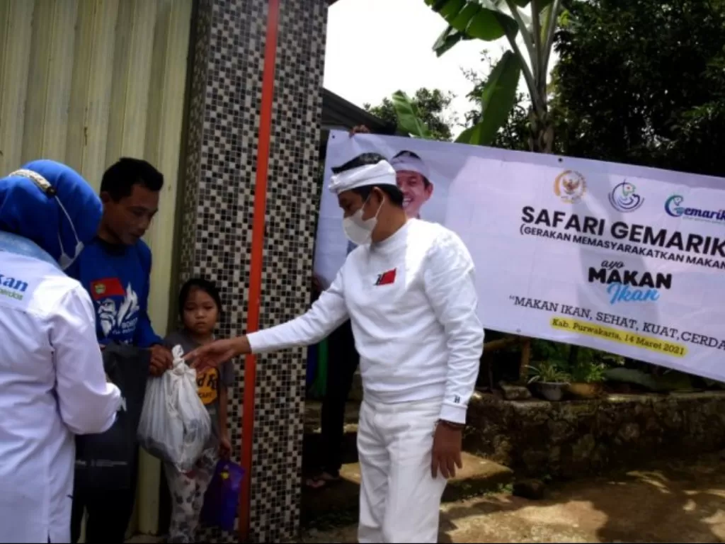  Anggota DPR RI Dedi Mulyadi membagikan paket ikan segara ke warga. (ANTARA/Istimewa) 