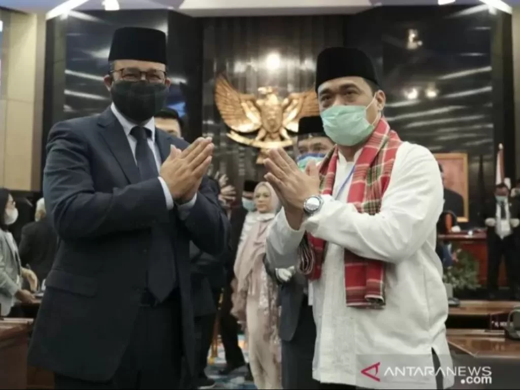 Gubernur DKI Jakarta Anies Baswedan dan Wakil Gubernur DKI Jakarta Ahmad Riza Patria. (antaranews)
