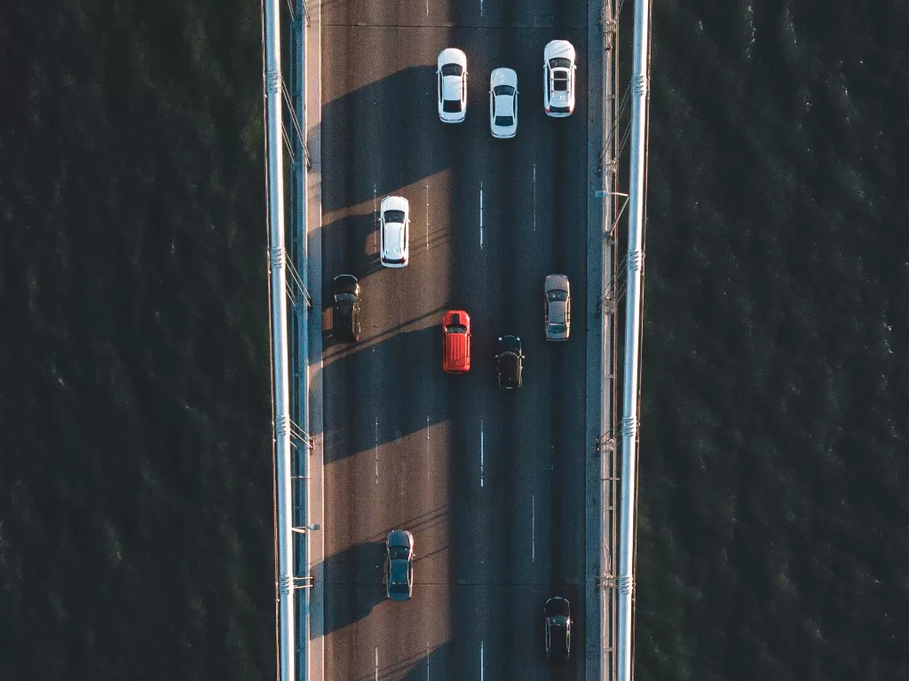 Ilustrasi mobil yang sedang melintasi sebuah jembatan (photo/Unsplash/Will Truettner)