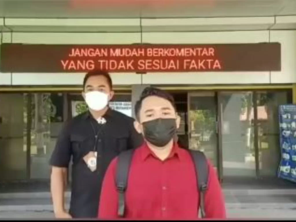 Pria yang mengejek Wali Kota Solo Gibran Rakabuming minta maaf di Polresta Surakarta setelah diciduk polisi. (Instagram/@polrestasurakarta)