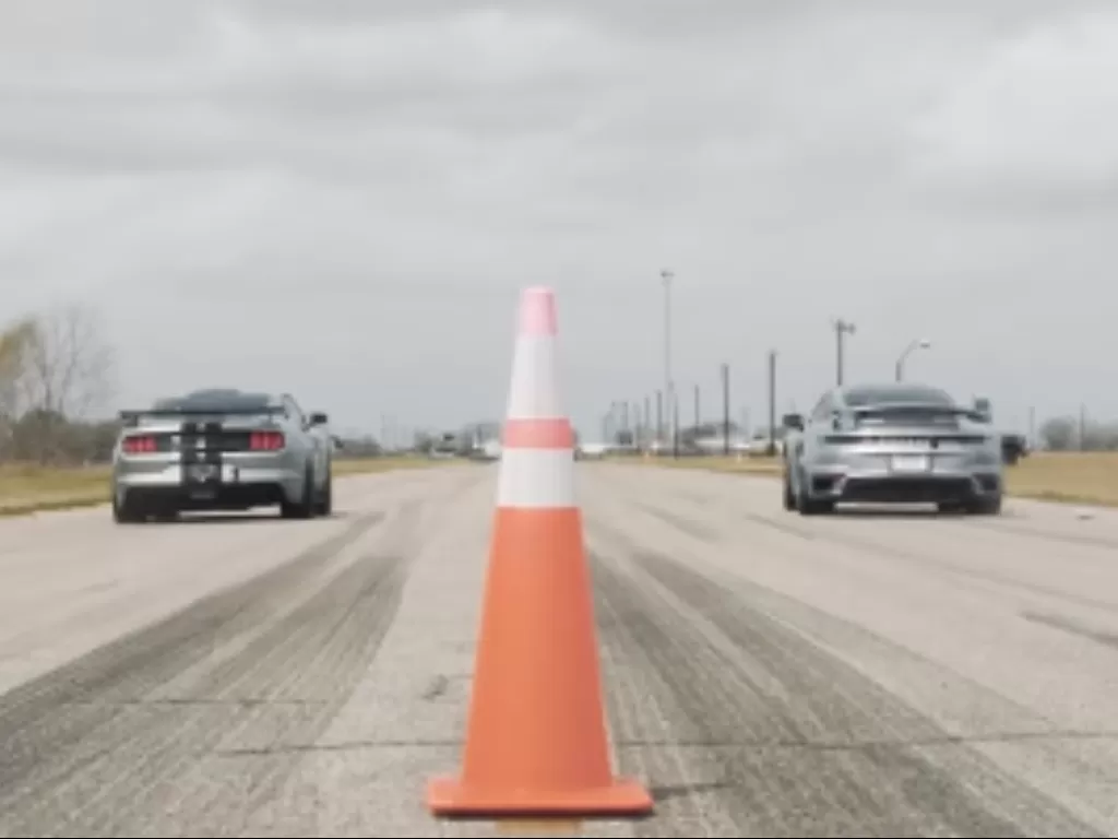 Tampilan drag race. (photo/SS/Youtube/Hennessey Performance)