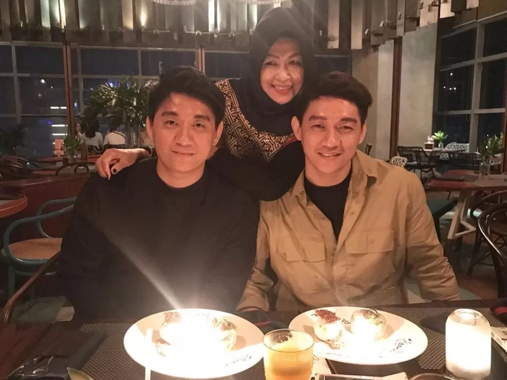 Ifan 'seventeen' dan Idan saat bersama sang ibu. (Instagram)