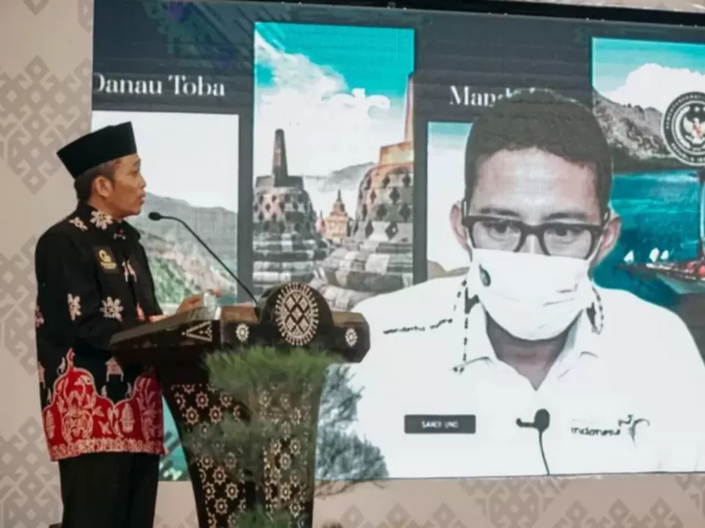 Bupati Lombok Tengah, memberi penjelasan secara virtual kepada Menparekraf Sandiaga Salahuddin Uno dalam acara peluncuran E-Tourism Go Mandalika, di Kabupaten Lombok Tengah, Senin (15/3/2021). (ANTARA/HO)