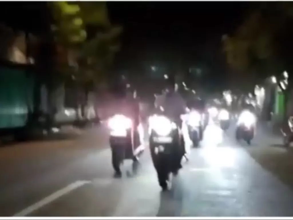 Cuplikan video cewek ugal-ugalan di jalan. (photo/Instagram/Istimewa)