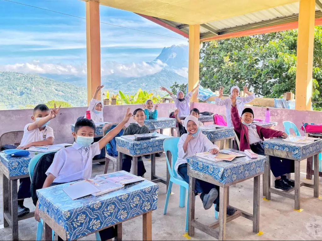 Kelompok siswa yang semangat belajar dengan pemandangan indah di belakang kelas. (Photo/Facebook/Albiruni Sabir)