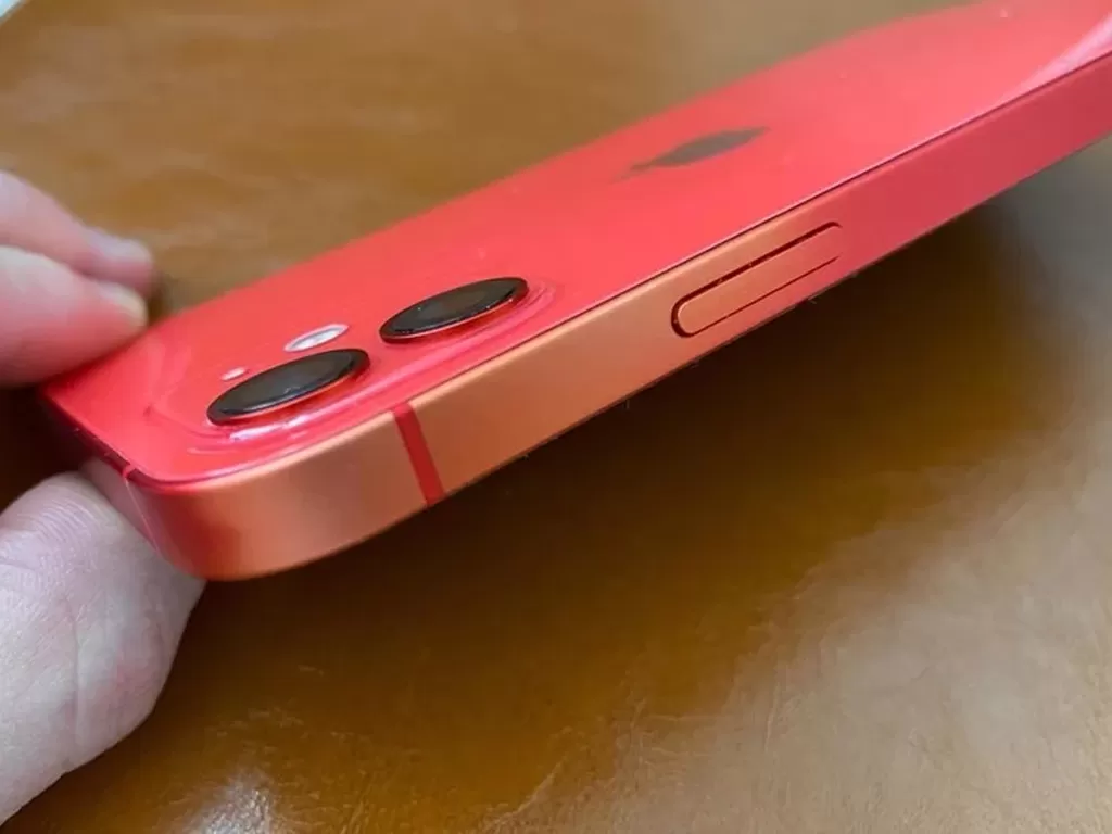 Tampilan frame iPhone 12 PRODUCT(RED) yang warnanya memudar (photo/Svetapple.sk)