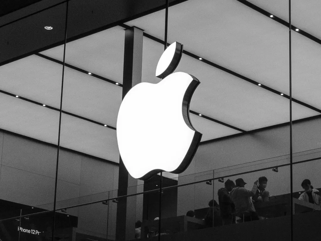 Tampilan logo perusahaan Apple di salah satu Apple Store (photo/Unsplash/Bangyu Wang)