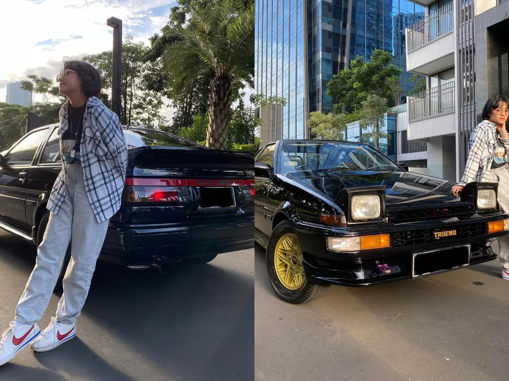 Cinta Kuya saat berfoto di samping mobil Toyota Sprinter Trueno AE86 (photo/Instagram/@cintakuya)