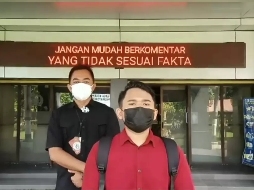 Pria yang mengejek Wali Kota Solo Gibran Rakabuming minta maaf di Polresta Surakarta. (Instagram/@polrestasurakarta)