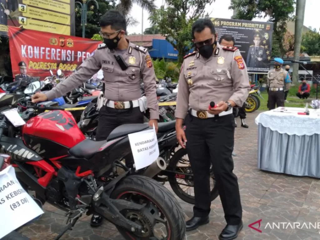 Kaslatlantas Polresta Bogor Kota, Kompol Andri, sedang mengecek suara bising dari knalpot sepeda motor yang ditahan di Polresta Bogor Kota (ANTARAFoto: Riza Harahap)