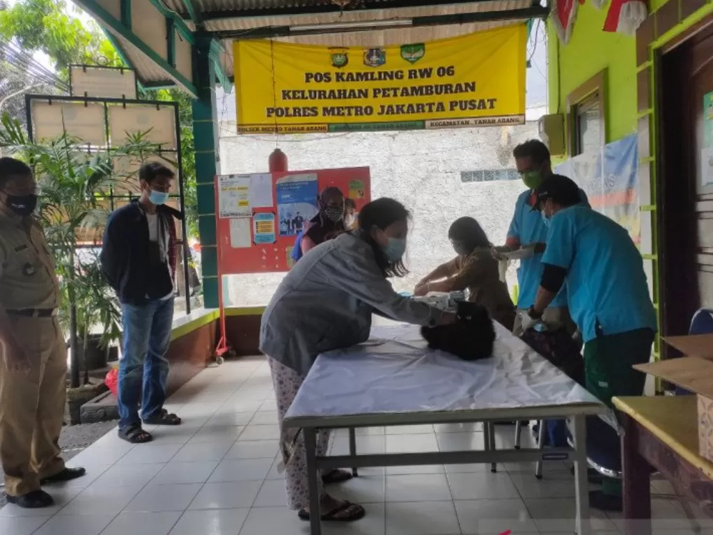  Suku Dinas KPKP Jakarta Pusat menggelar vaksinasi rabies gratis untuk hewan peliharaan di Kelurahan Petamburan, Tanah Abang, Jakarta Pusat, Selasa (photo/dok.Sudin Kominfo Jakarta Pusat)