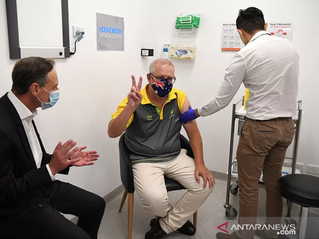 Perdana Menteri Australia Scott Morrison menerima vaksinasi COVID-19 di Castle Hill Medical Center untuk melihat pratinjau program vaksinasi COVID-19, di Sydney, Australia (21/2/2021). (REUTERS/Stringer)