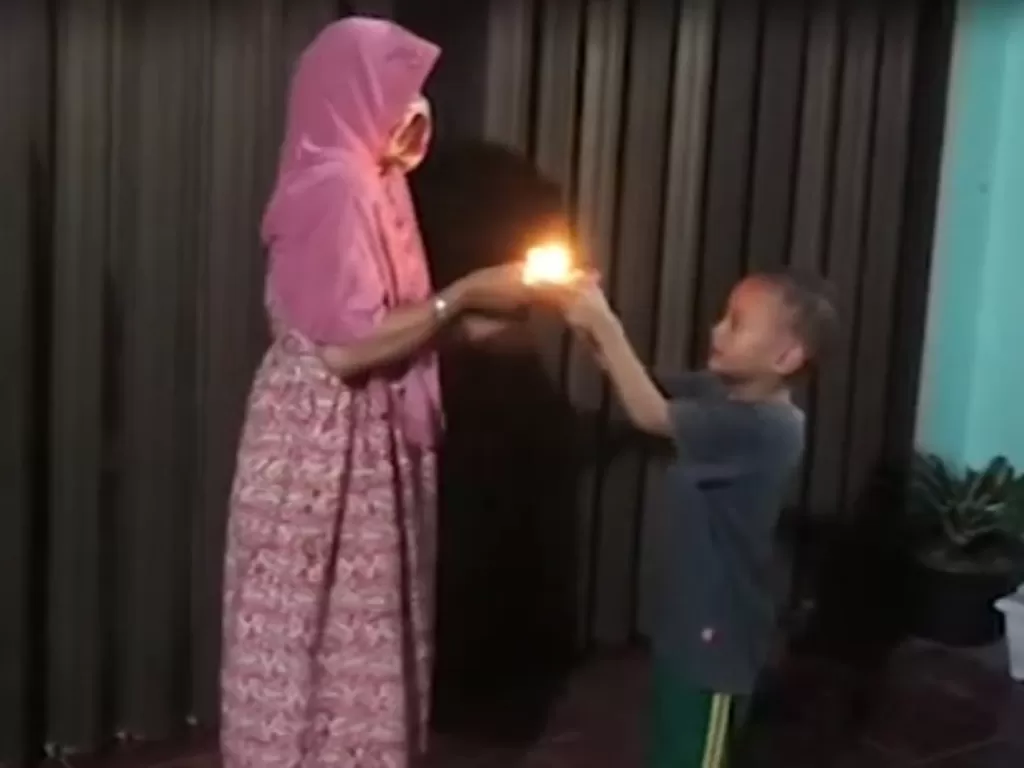 Nenek yang tinggal bersama cucuknya tanpa adanya listrik. (Photo/YouTube/Tribrata TV Humas Polri)